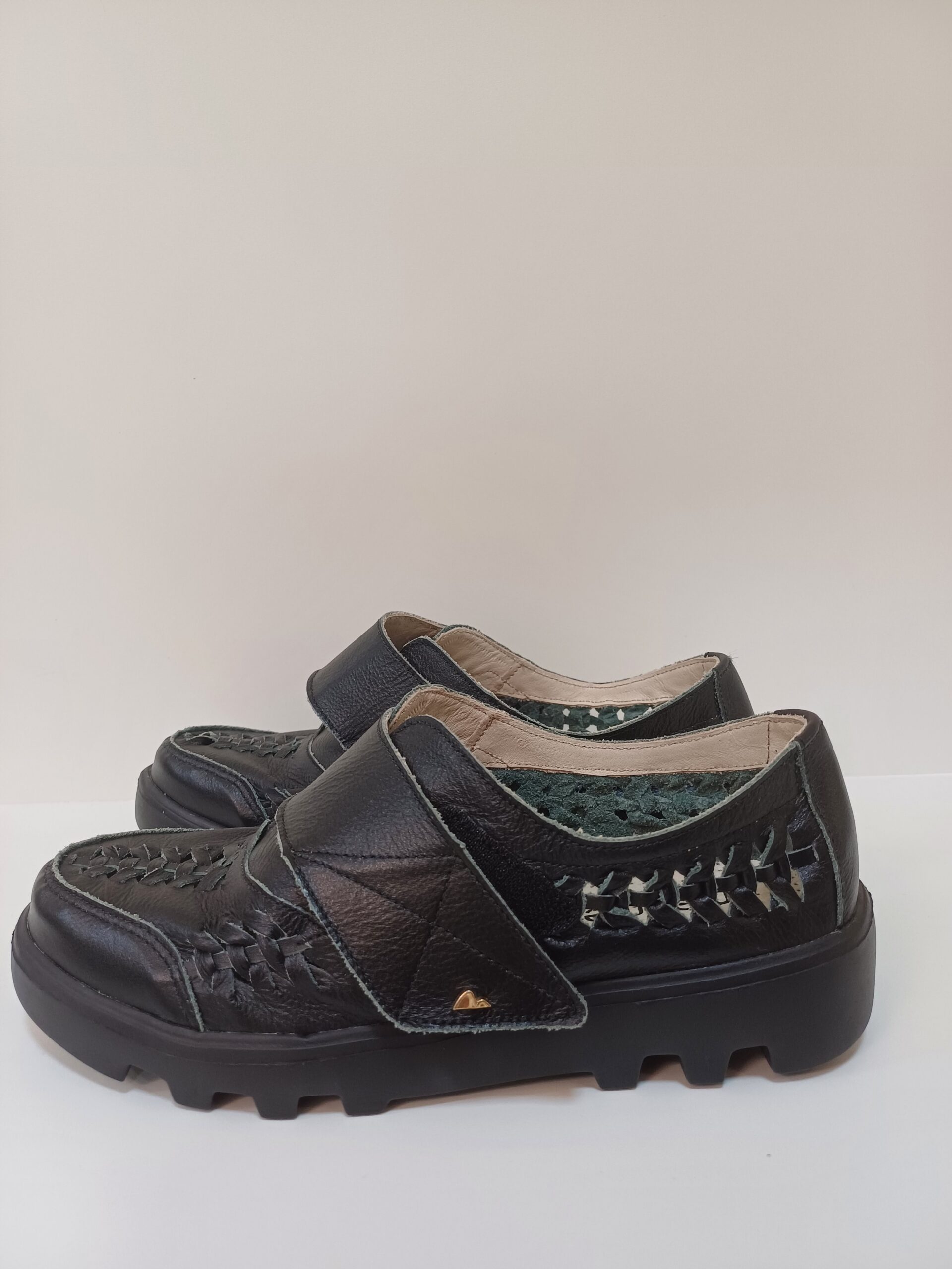 Mocassim preto velcro