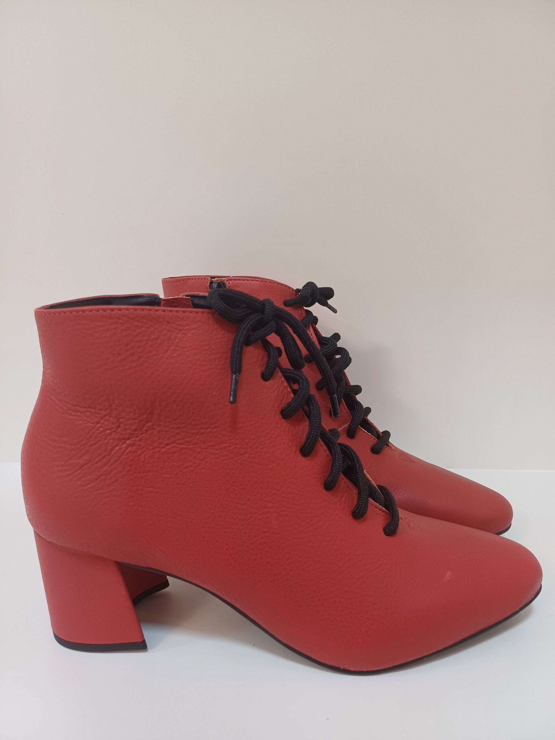 Bota cano curto – Couro cor tomate